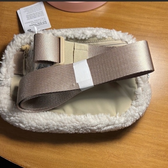 Lululemon Everywhere Fleece belt bag Natural Ivory/Trench color - Picture 4 of 8